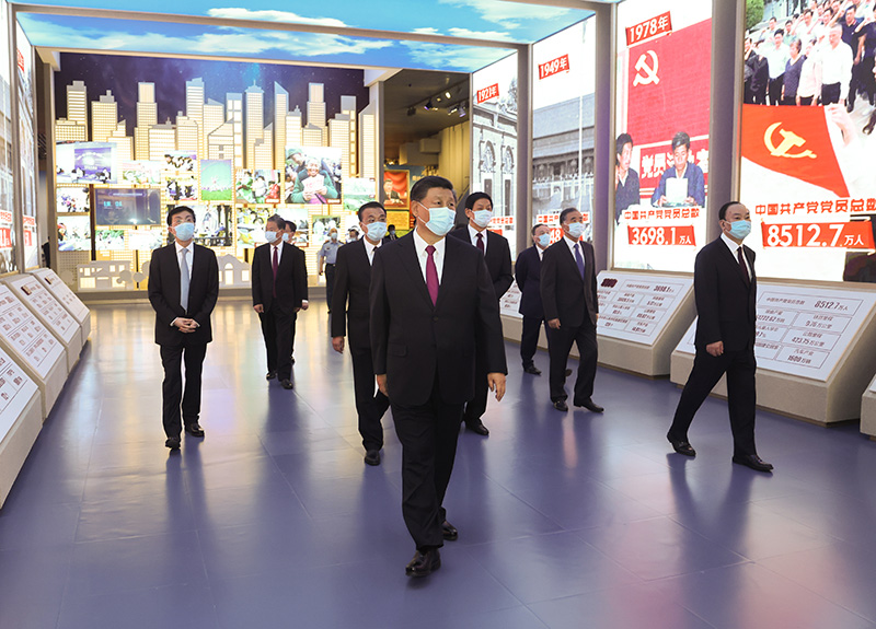 6月18日，黨和國家領(lǐng)導(dǎo)人習(xí)近平、李克強(qiáng)、栗戰(zhàn)書、汪洋、王滬寧、趙樂際、韓正、王岐山等在中國共產(chǎn)黨歷史展覽館參觀“‘不忘初心、牢記使命’中國共產(chǎn)黨歷史展覽”。新華社記者 鞠鵬 攝