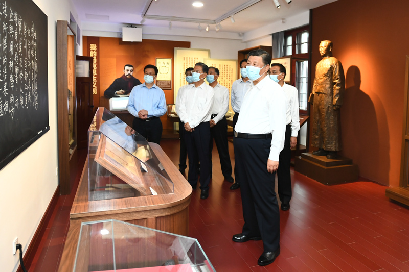 6月25日，中共中央政治局就用好紅色資源、賡續(xù)紅色血脈舉行第三十一次集體學(xué)習(xí)。這次集體學(xué)習(xí)采取參觀和討論相結(jié)合的形式，這是習(xí)近平、李克強(qiáng)、栗戰(zhàn)書、汪洋、王滬寧、趙樂際、韓正等在北大紅樓參觀“光輝偉業(yè) 紅色序章——北大紅樓與中國共產(chǎn)黨早期北京革命活動(dòng)主題展”。新華社記者 謝環(huán)馳 攝