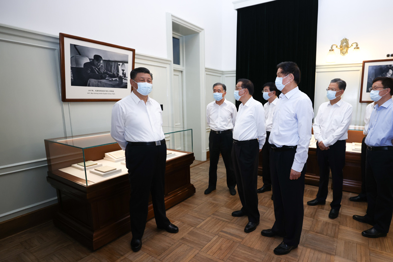 6月25日，中共中央政治局就用好紅色資源、賡續(xù)紅色血脈舉行第三十一次集體學(xué)習(xí)。這次集體學(xué)習(xí)采取參觀和討論相結(jié)合的形式，這是習(xí)近平、李克強(qiáng)、栗戰(zhàn)書、汪洋、王滬寧、趙樂際、韓正等在中南海豐澤園參觀毛澤東同志故居。新華社記者 鞠鵬 攝